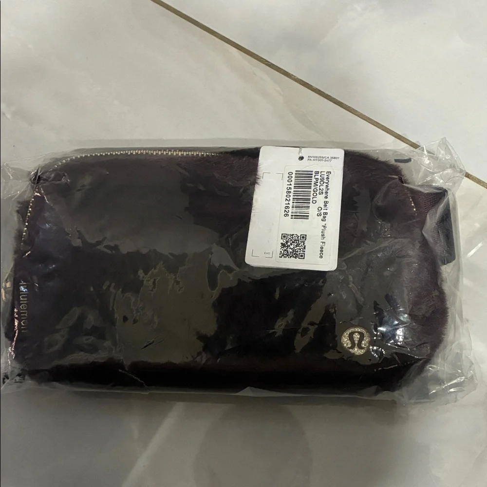 Lululemon Everywhere Belt Bag 1L
Plush Fleece (Black Plum / Gold) - Picture 7 of 7